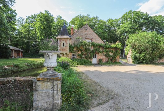 En Sologne, proche de Chambord, dans un paysage de forêts et d’étangs, l’ancien pavillon de défense d’un château du 16e siècle transformé en gîte - photo  n°2